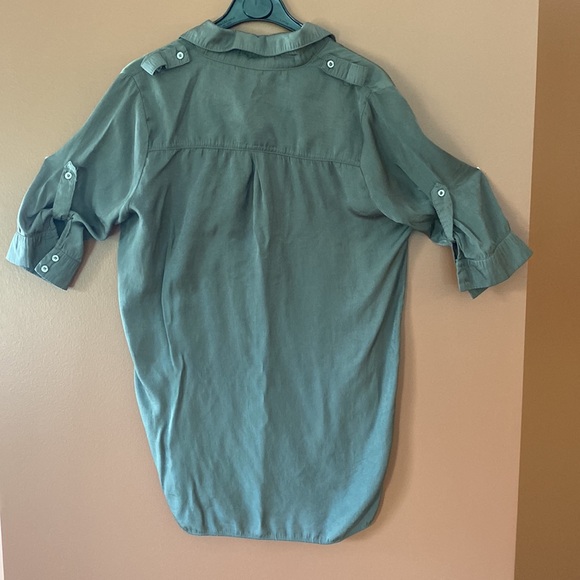 Ladies sage green tunic by Seductions in size medium. Silky feel. - Picture 3 of 7